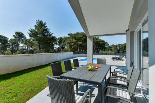 Foto 6 - Casa de 4 quartos em Tribunj com piscina privada e terraço