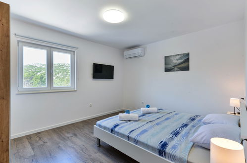 Foto 20 - Casa con 4 camere da letto a Tribunj con piscina privata e terrazza