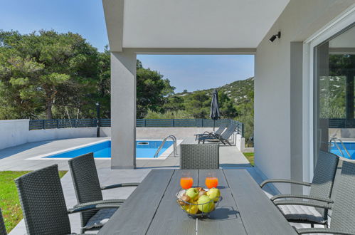 Photo 2 - Maison de 4 chambres à Tribunj avec piscine privée et terrasse