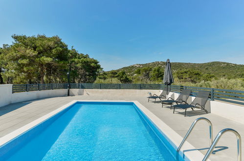 Photo 14 - Maison de 4 chambres à Tribunj avec piscine privée et jardin