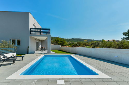 Foto 13 - Casa de 4 quartos em Tribunj com piscina privada e terraço