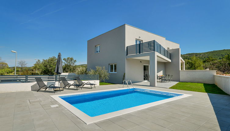 Photo 1 - Maison de 4 chambres à Tribunj avec piscine privée et terrasse