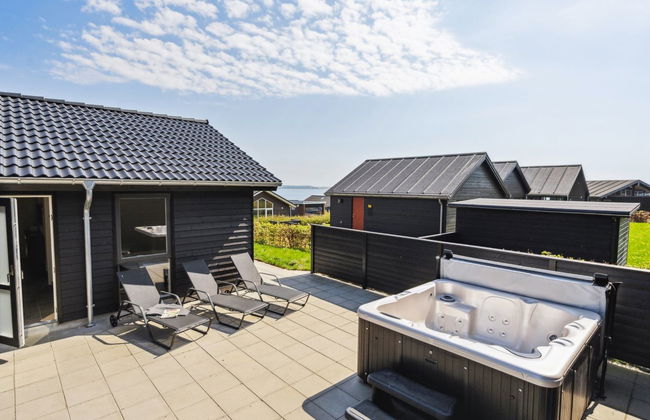 5 bedroom House in Kelstrup Strand with terrace and hot tub - Photo 8