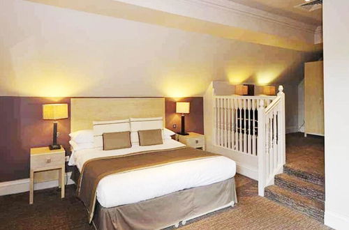 Foto 14 - Nutfield Priory Hotel & Spa