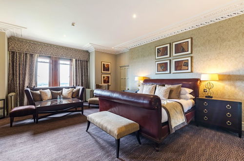 Foto 19 - Nutfield Priory Hotel & Spa