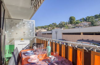 Photo 2 - Apartment in Saint-Cyr-sur-Mer with terrace and sea view