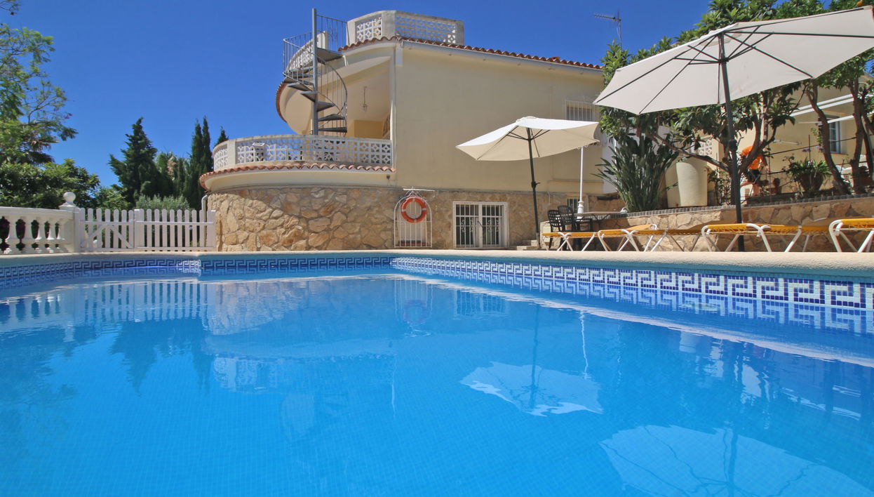 Casa de 5 quartos em Calp com piscina privada e jardim - Foto 1