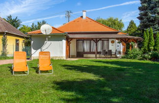 Foto 1 - Casa con 2 camere da letto a Balatonmáriafürdő con giardino e terrazza