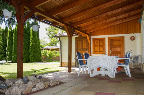 Photo 2 - Maison de 2 chambres à Balatonmáriafürdő avec jardin et terrasse