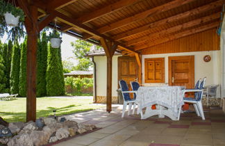 Photo 2 - Maison de 2 chambres à Balatonmáriafürdő avec jardin et terrasse