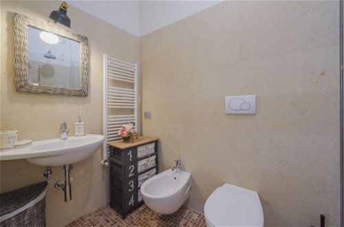 Foto 22 - Appartamento con 2 camere da letto a Viareggio con giardino e vista mare