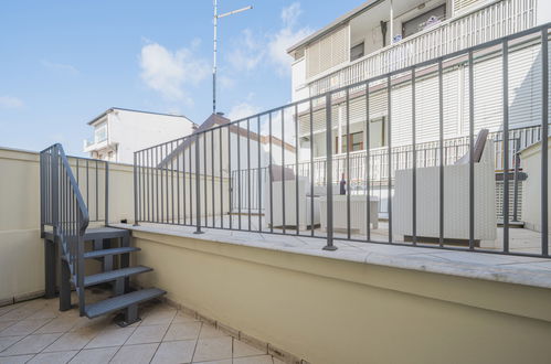 Foto 25 - Apartamento de 2 quartos em Viareggio com jardim e terraço