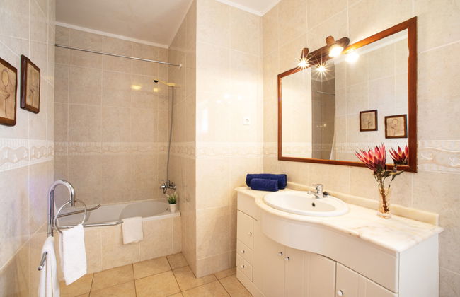 5 bedroom House in Lagoa with private pool and terrace - Photo 18