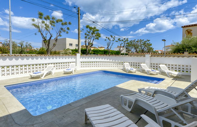 6 bedroom House in Castelló d'Empúries with private pool and garden - Photo 2