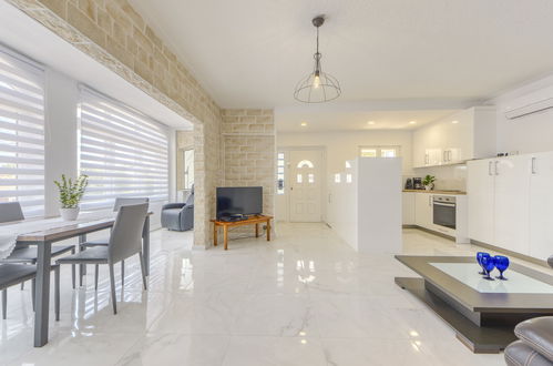 Foto 5 - Casa de 4 habitaciones en Castelló d'Empúries con piscina privada y jardín