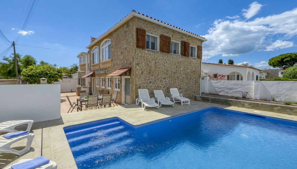 Casa de 6 quartos em Castelló d'Empúries com piscina privada e jardim - Foto 1