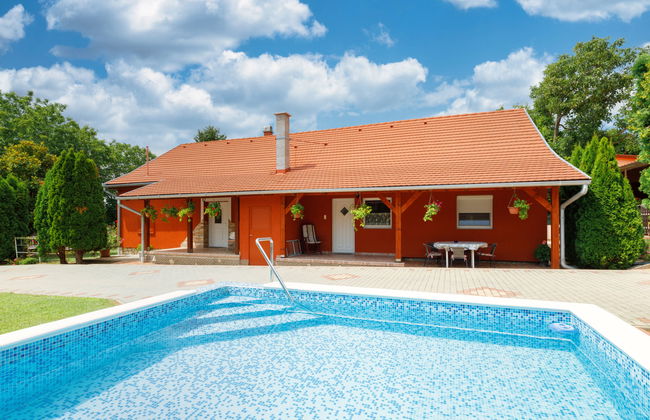 Casa de 6 quartos em Balatonszárszó com piscina privada e jardim - Foto 1