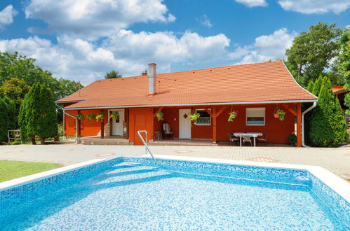 Photo 1 - Maison de 4 chambres à Balatonszárszó avec piscine privée et jardin