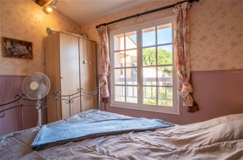 Foto 15 - Casa con 3 camere da letto a Fréjus con giardino e vista mare