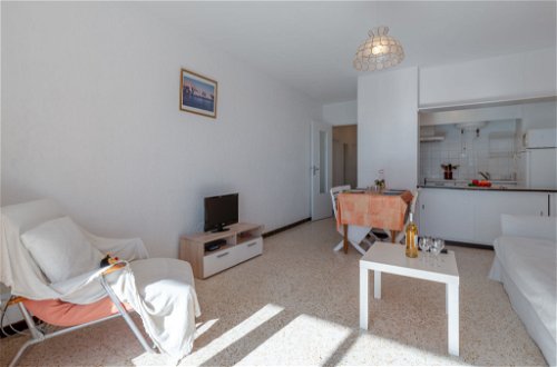 Foto 5 - Appartamento con 1 camera da letto a Le Grau-du-Roi con terrazza e vista mare