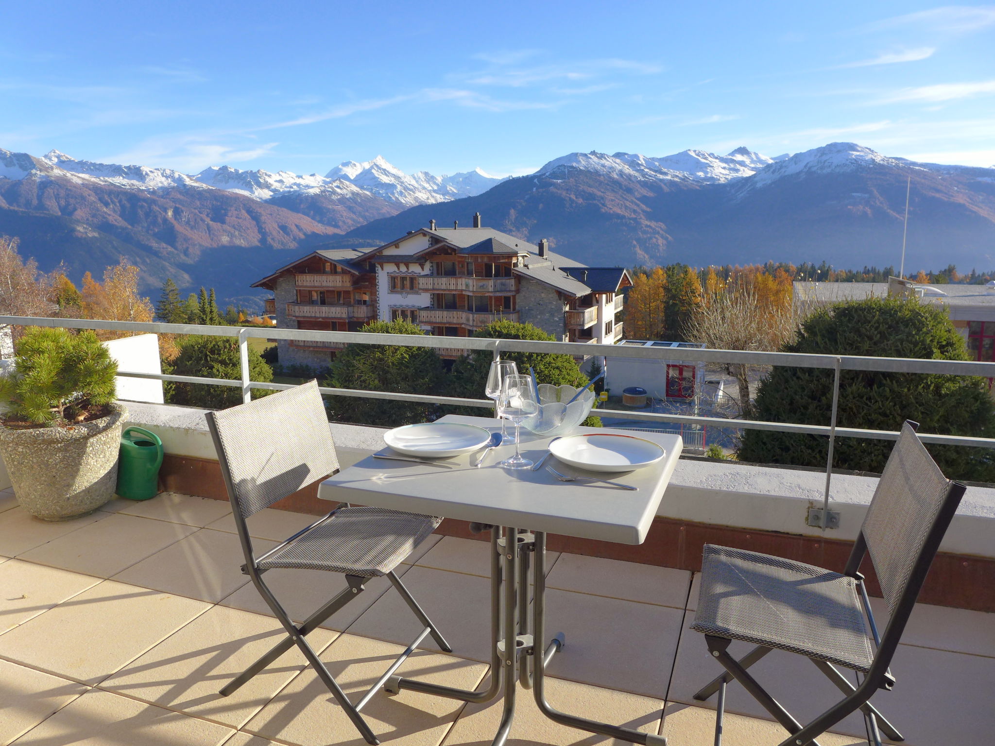 Foto 5 - Apartment mit 1 Schlafzimmer in Crans-Montana mit schwimmbad und blick auf die berge