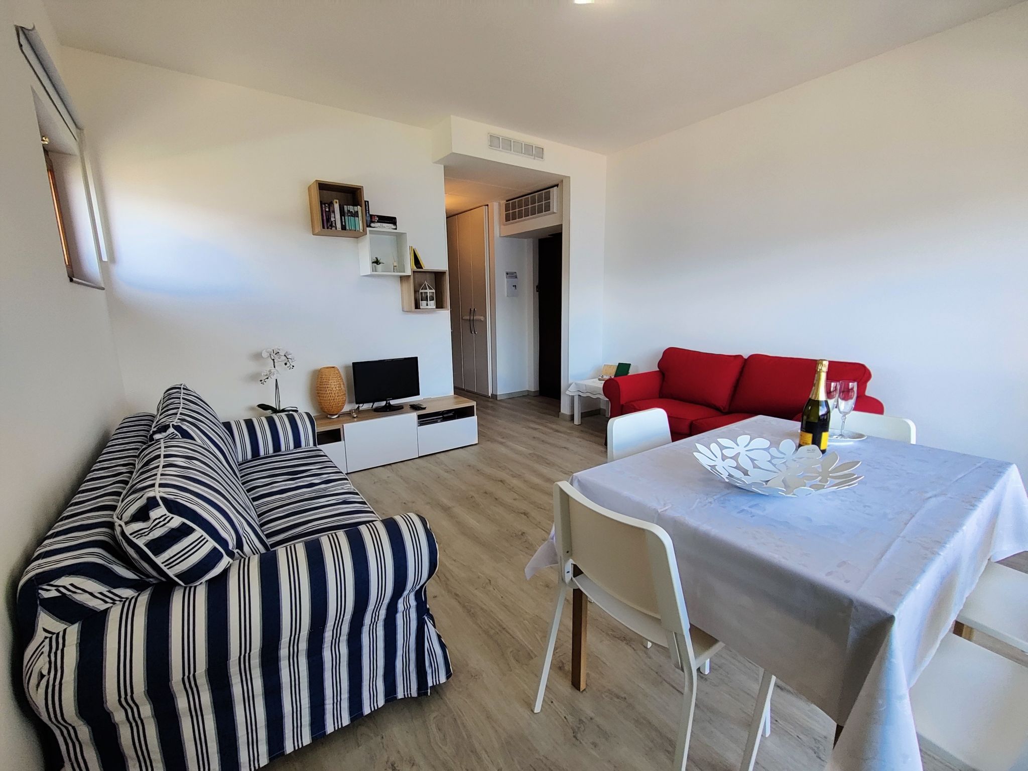 Foto 9 - Apartment mit 1 Schlafzimmer in Brezzo di Bedero mit schwimmbad und blick auf die berge