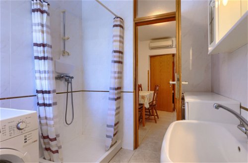 Foto 17 - Apartment mit 2 Schlafzimmern in Rovinj mit blick aufs meer