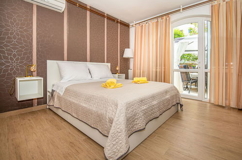 Foto 5 - Casa con 5 camere da letto a Spalato con piscina privata e vista mare