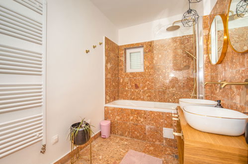 Foto 18 - Casa con 5 camere da letto a Spalato con piscina privata e giardino