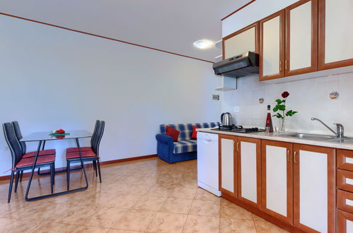 Foto 5 - Apartamento de 2 quartos em Poreč com piscina e jardim