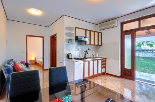 Photo 10 - 2 bedroom Apartment in Poreč with swimming pool and garden