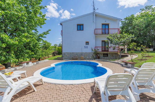 Foto 2 - Apartamento de 2 quartos em Poreč com piscina e jardim