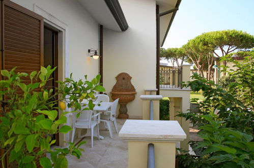 Photo 19 - 4 bedroom House in Forte dei Marmi with garden and sea view