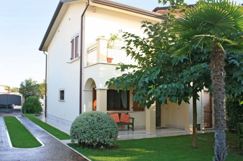 Foto 22 - Casa de 4 habitaciones en Forte dei Marmi con jardín y vistas al mar