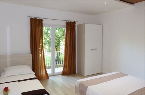Foto 12 - Appartamento con 4 camere da letto a Sukošan con giardino e vista mare