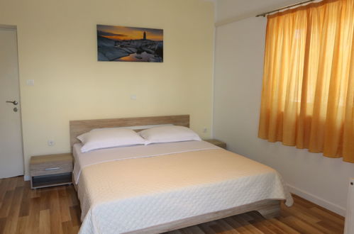 Photo 19 - Appartement de 4 chambres à Sukošan avec jardin et vues à la mer