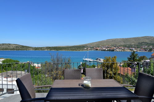 Photo 3 - Appartement de 2 chambres à Sibenik avec vues à la mer