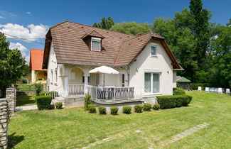 Photo 1 - Maison de 4 chambres à Badacsonytomaj avec piscine privée et jardin
