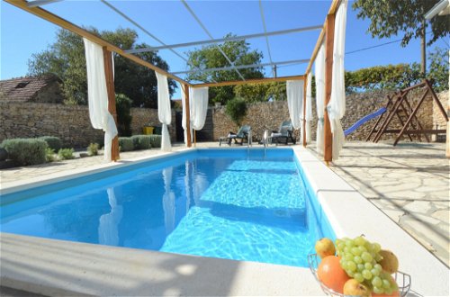 Foto 1 - Casa de 3 quartos em Promina com piscina privada e terraço
