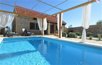 Photo 2 - Maison de 3 chambres à Promina avec piscine privée et terrasse