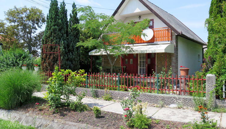 Foto 1 - Casa de 2 habitaciones en Balatonmáriafürdő con jardín y terraza