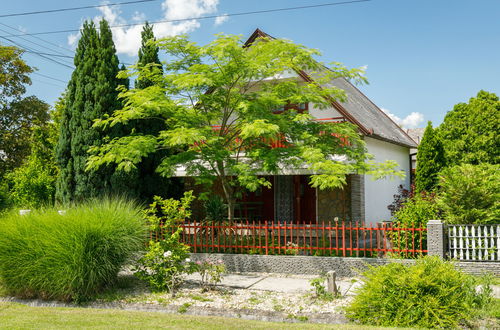 Photo 1 - Maison de 2 chambres à Balatonmáriafürdő avec jardin et terrasse