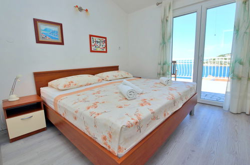 Foto 15 - Casa con 3 camere da letto a Rogoznica con piscina privata e giardino