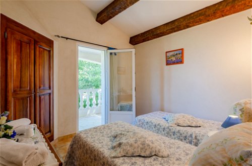 Foto 11 - Appartamento con 2 camere da letto a Bauduen con giardino e vista sulle montagne