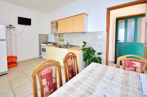 Photo 13 - 3 bedroom House in Jelsa with garden and terrace