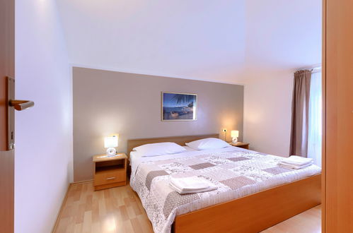 Foto 10 - Appartamento con 1 camera da letto a Umag con vista mare