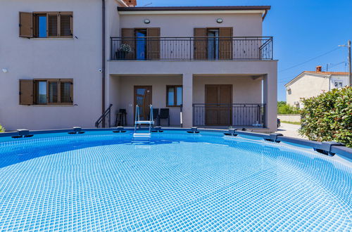 Foto 6 - Apartment mit 2 Schlafzimmern in Ližnjan mit privater pool und garten