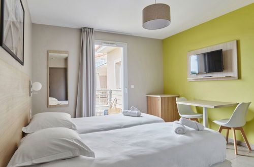 Foto 4 - Appartamento con 1 camera da letto a La Londe-les-Maures con piscina e terrazza