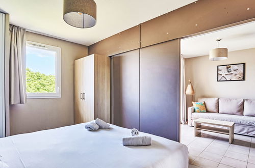Foto 17 - Appartamento con 1 camera da letto a La Londe-les-Maures con piscina e terrazza