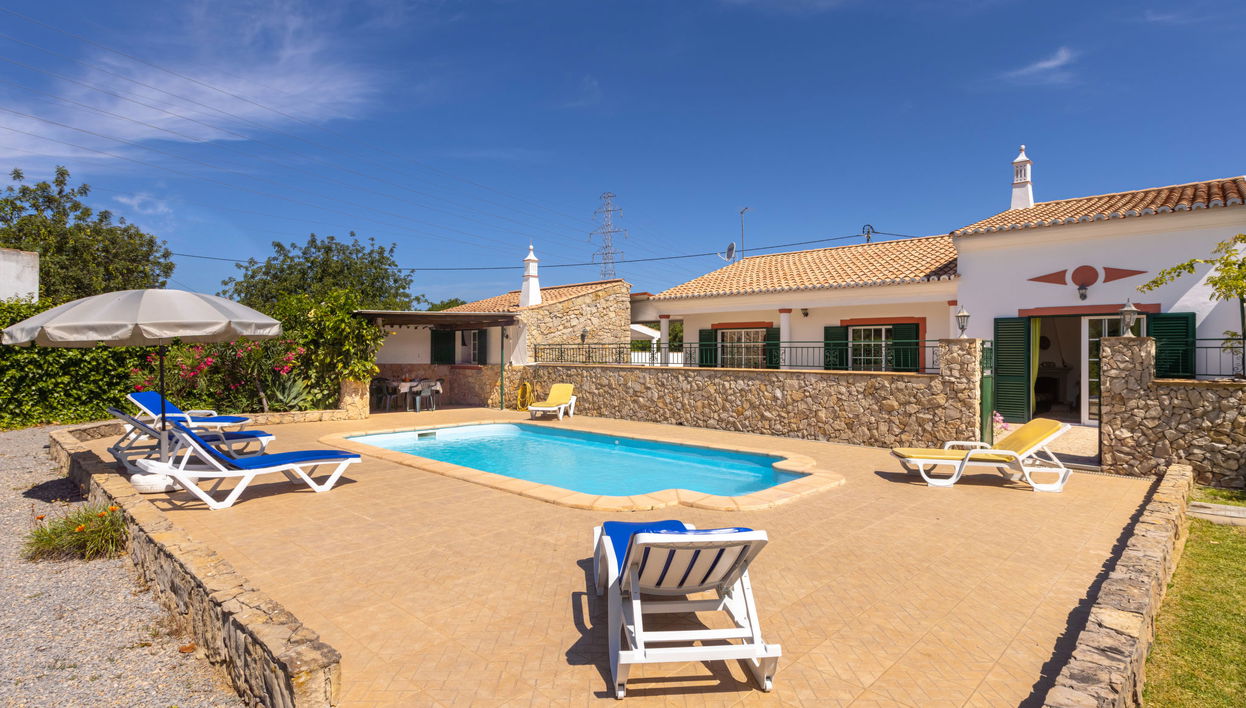 Maison de 4 chambres à Faro avec piscine privée et jardin - Photo 1